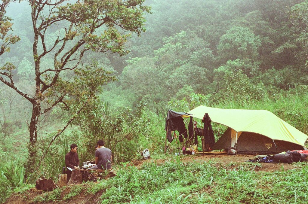 Ein Zelt in der freien Natur mit ein paar Menschen 