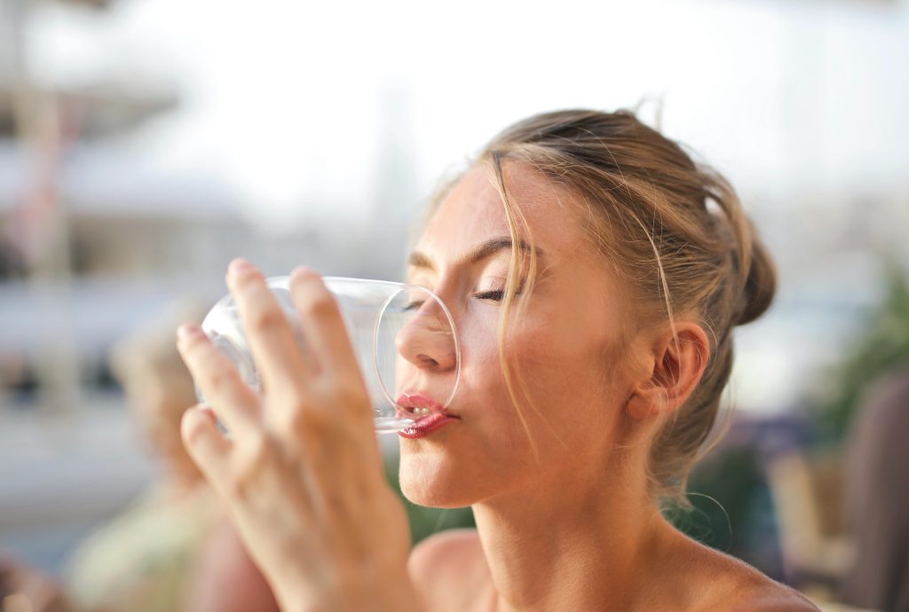 Eine Frau trinkt Wasser aus einem Glas