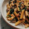 40 Portionen - UrDinkel-Penne mit Spinat und Champignons an Jägersauce