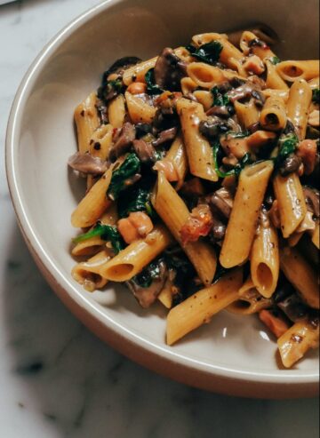 40 Portionen - UrDinkel-Penne mit Spinat und Champignons an Jägersauce