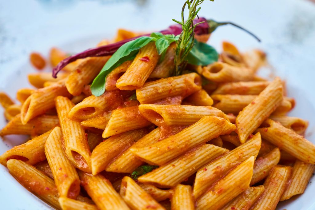One-Pot Pasta zubereitet in der Outdoor Küche