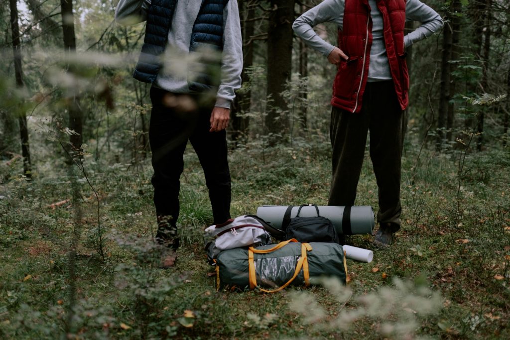 Menschen gehen Campen
