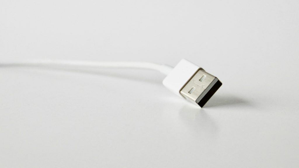 weißes Ladekabel