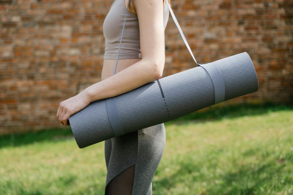 Frau mit einer Yoga Matte