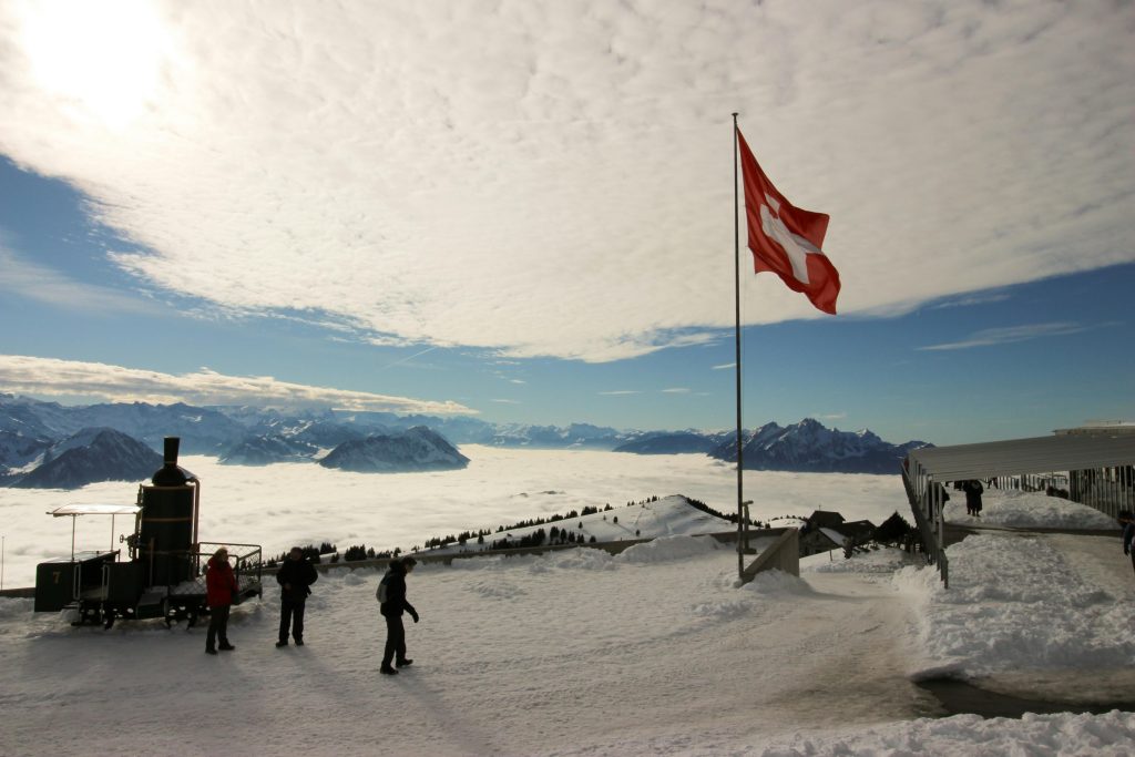 Schweizer Flagge in Schneelandschaft