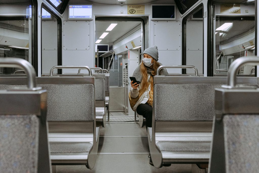 Eine Frau mit Mundschutz in der Bahn