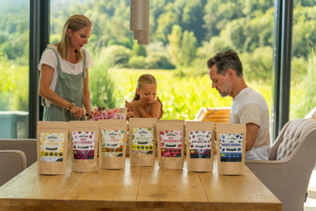 Familie beim Frühstück mit gefriergetrockneten Früchten